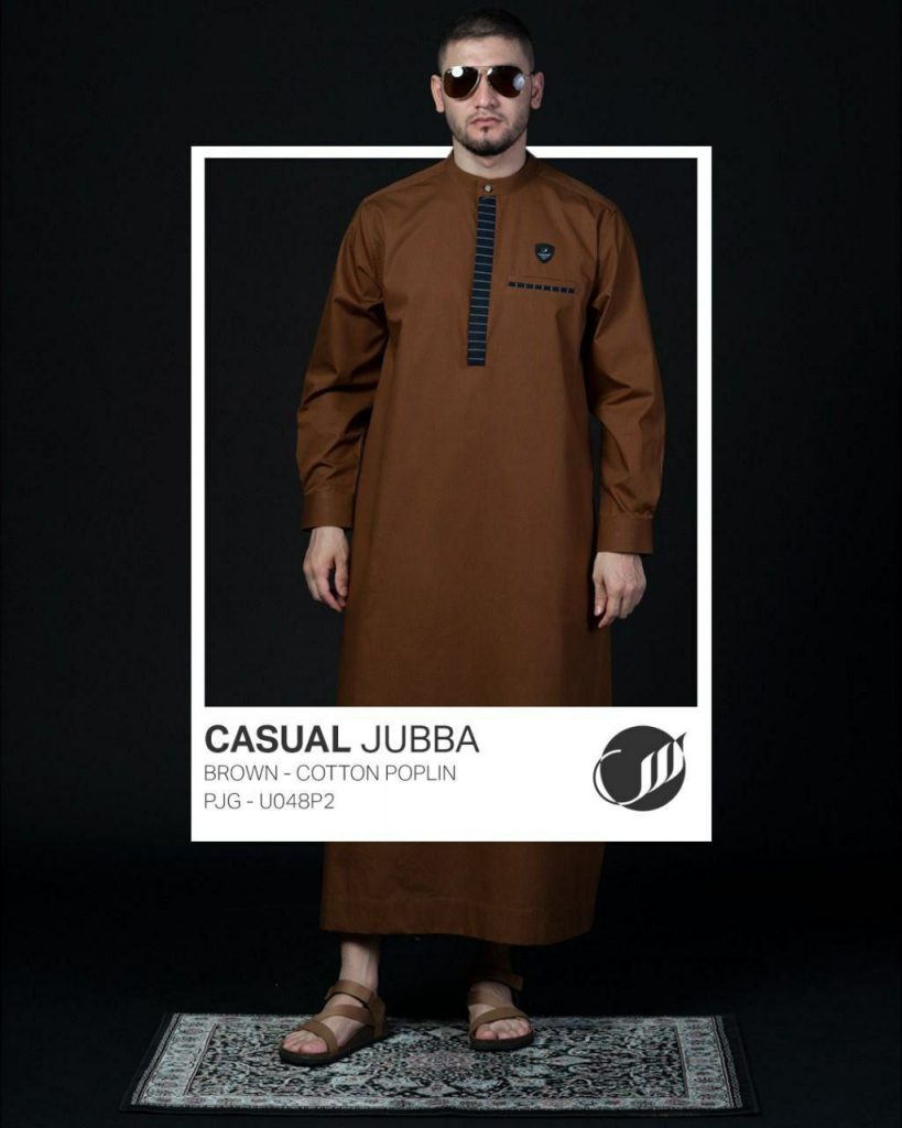 Jubah dengan gaya yang kasul ini begitu enak dipandang mata, iya kan?